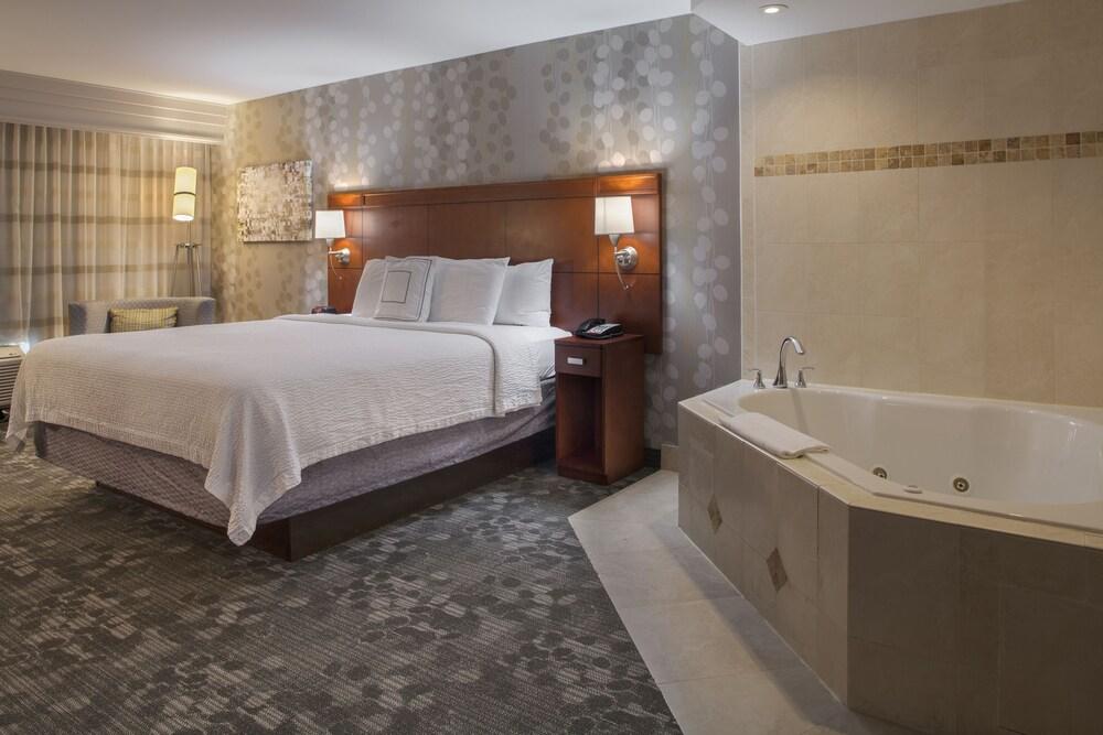 Courtyard Jacksonville 3*