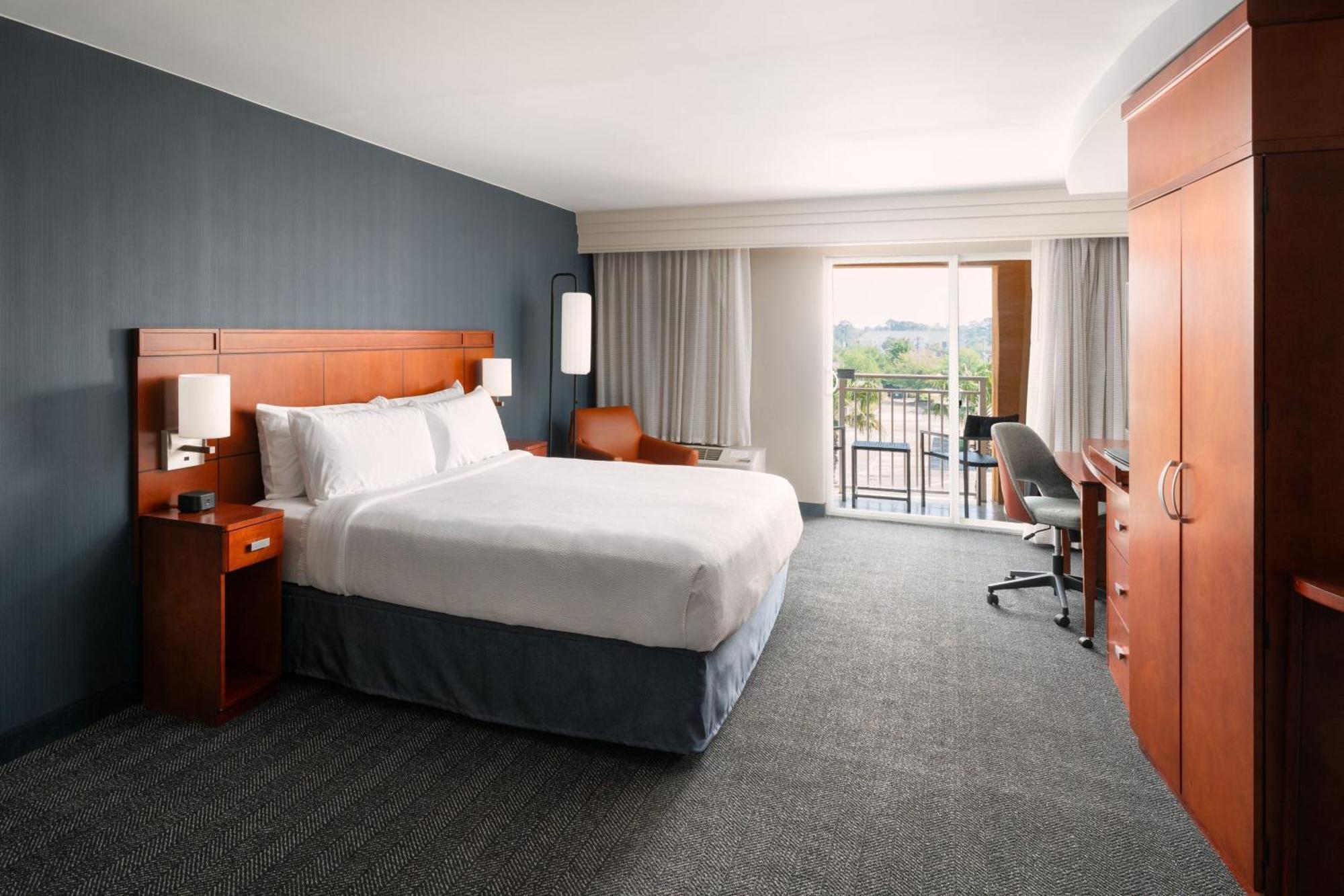 Courtyard Jacksonville 3*